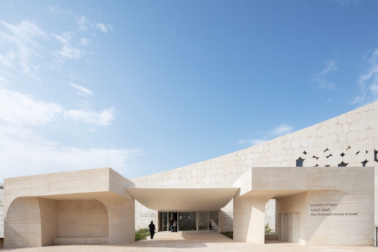 Gebäude der National Library of Israel, in der die CAHJP untergebracht sind, 2026.